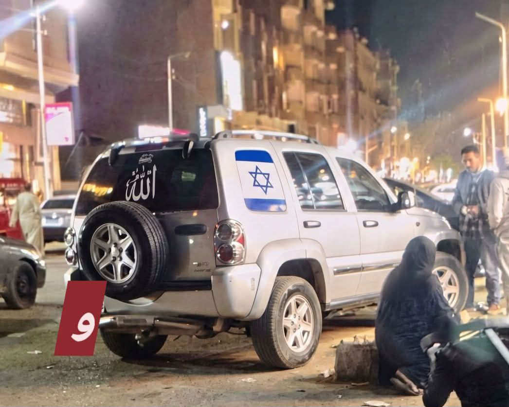 شاب يثير الجدل في حي شعبي بعد وضع علم إسرائيل على سيارته.. تصرف صادم يشعل الشارع